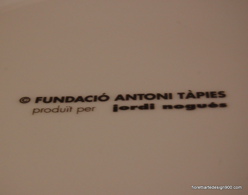 grande piatto porcellana Antoni Tàpies fondazione Barcellona