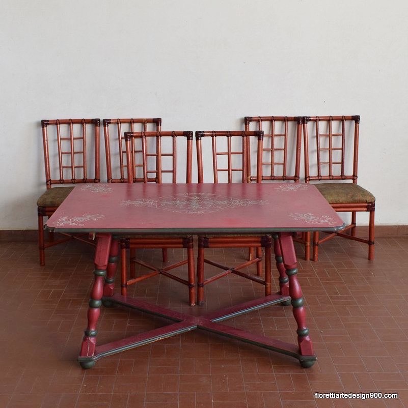 Un tavolo con sedie - Kitchen
